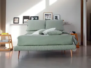 Letto in tessuto con testiera imbottita e piedini in legno Fly di Bontempi Letti Design