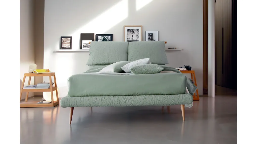 Letto in tessuto con testiera imbottita e piedini in legno Fly di Bontempi Letti Design