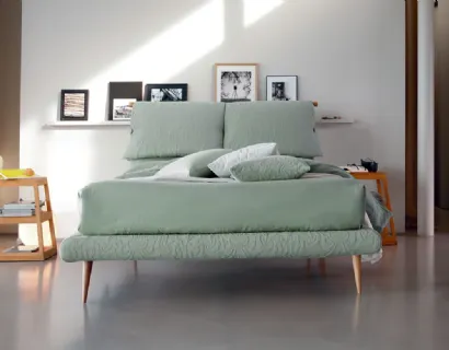 Letto in tessuto con testiera imbottita e piedini in legno Fly di Bontempi Letti Design