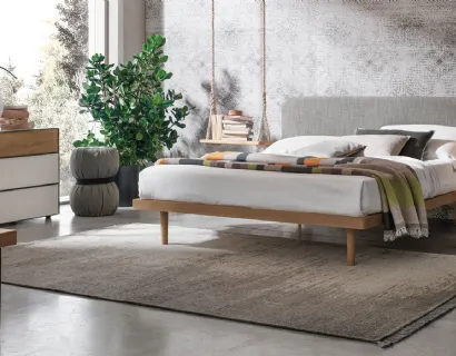 Letto in legno con testiera in tessuto Milly di Tomasella